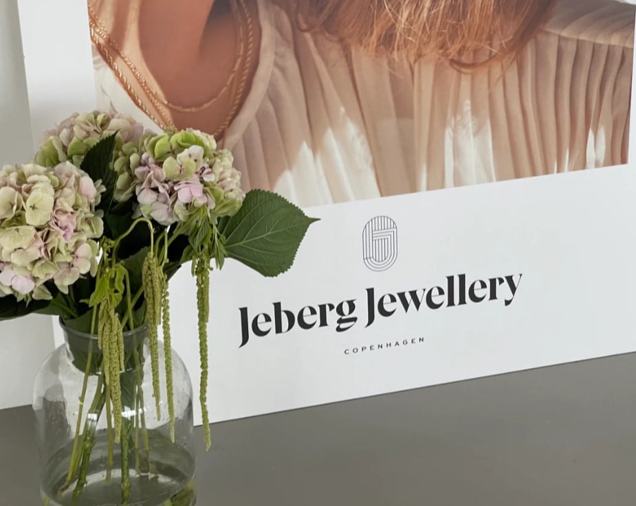 Køb dine Jeberg smykker her på Guldsmykket.dk